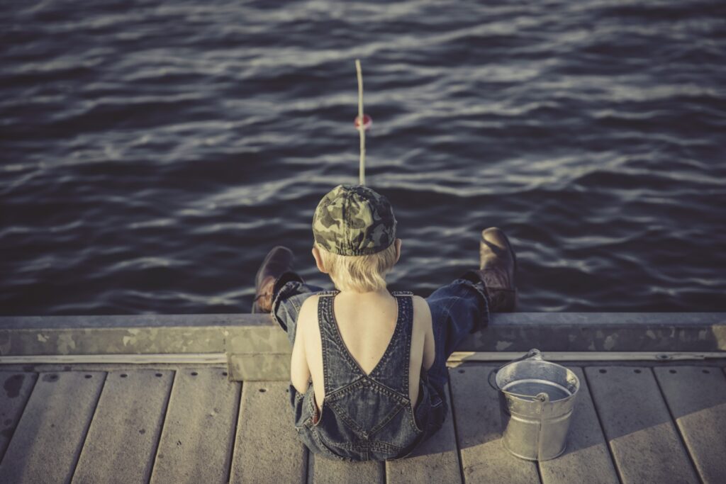 Ripescaggio di un libro - foto bimbo a pesca