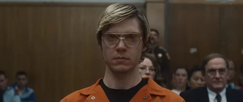 Evan Peters interpreta il serial killer Jeffrey Dahmer 